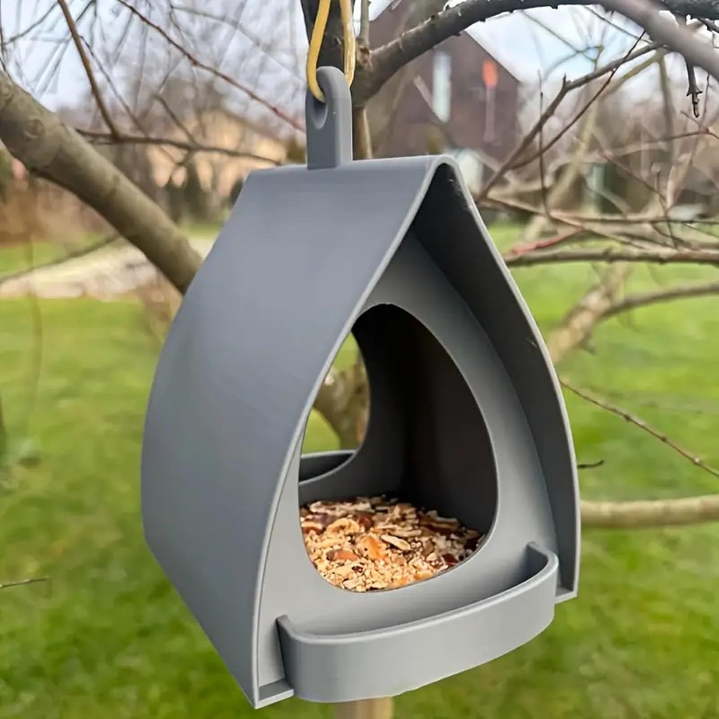 Outdoor Bird Feeder, Open Design Station, Hut-Shaped Hangable Feeder f