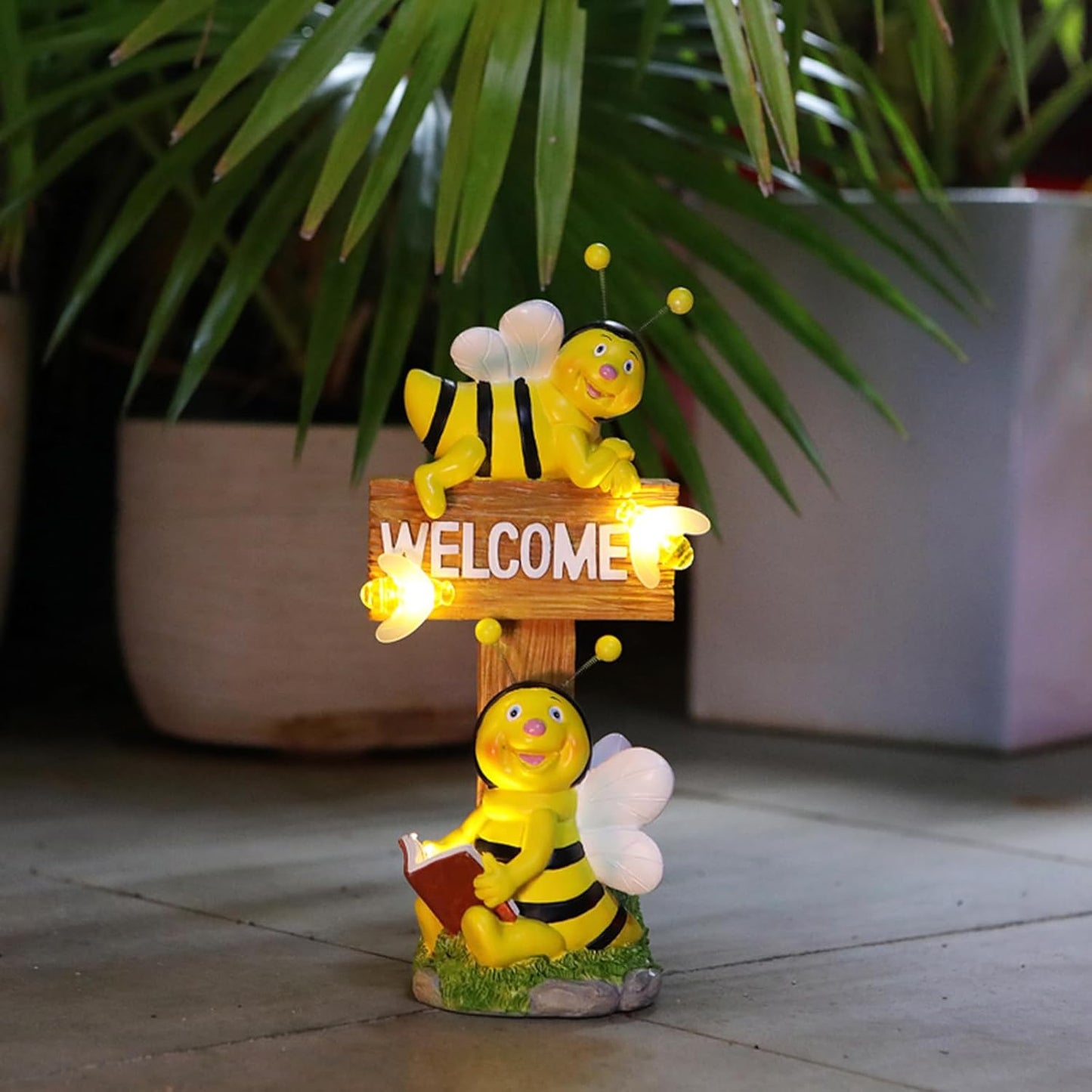 AVEKI Solar Garden Bee Statues Outdoor Decor Welcome Board Porch Decorations with Solar Light Waterproof Garden Decor for Yard Art Lawn Patio Balcony Women Garden Gifts for Mom Grandma