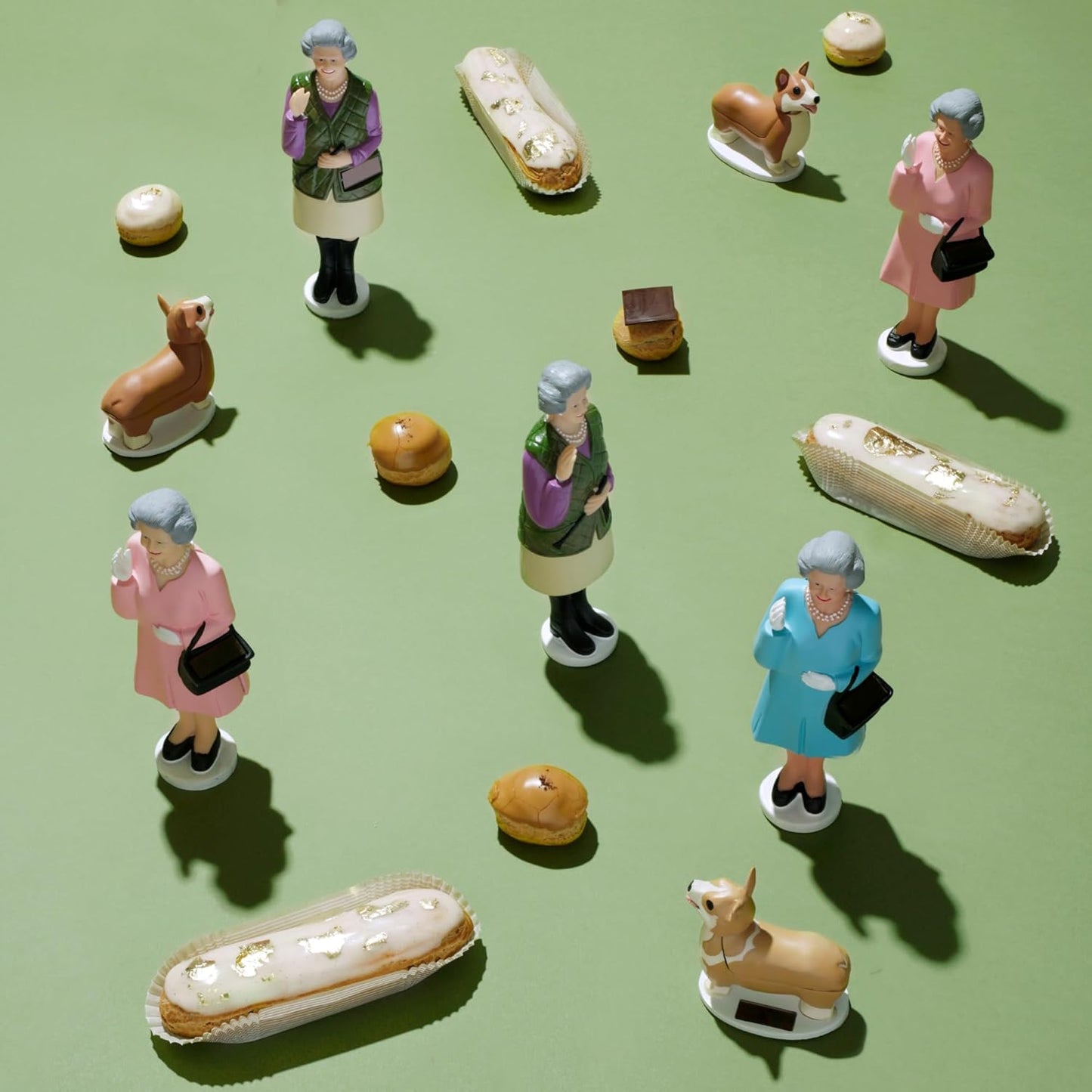 Kikkerland Solar Powered Waving Queen Figurine: Fun Decor for Home & K