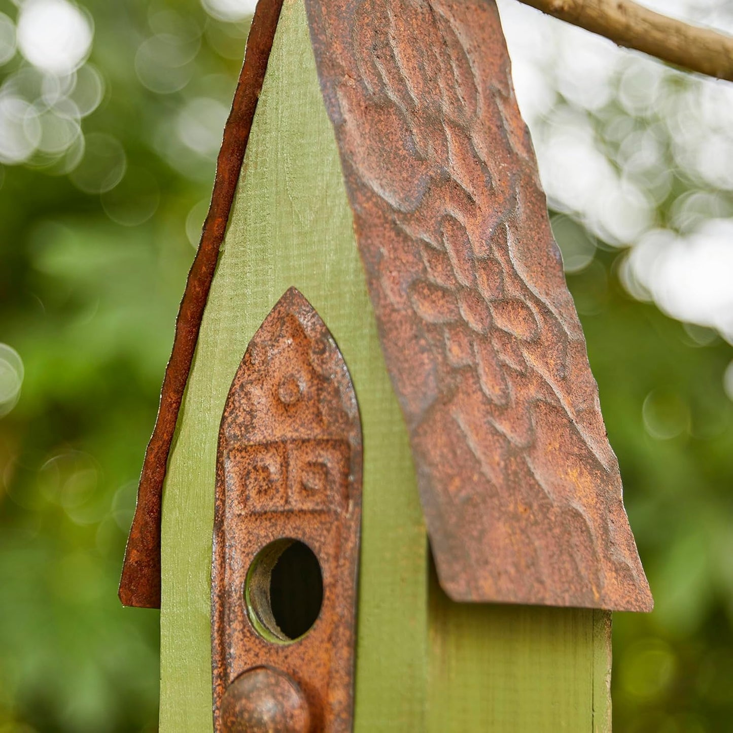 Glitzhome Vintage Hanging Birdhouse - Green Distressed Solid Wood Weatherproof Cottage Bird Shelter & Rustic Decor for Garden/Patio - Ready-to-Hang (13.25")