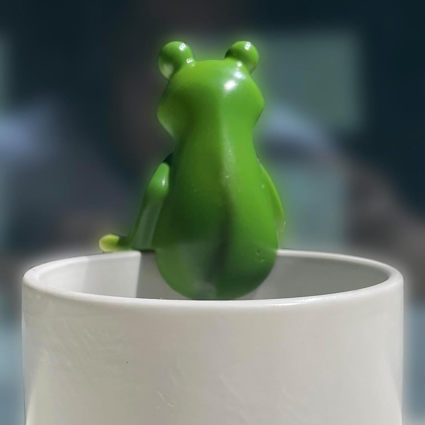 Funny Drinking Frog Statue Flower Pot Hugger Resin Hanging Frog Figurine Planter Pot Decorations for Home Garden Fence Balcony Patio Lawn Yard Ornaments (Drinking Juice)