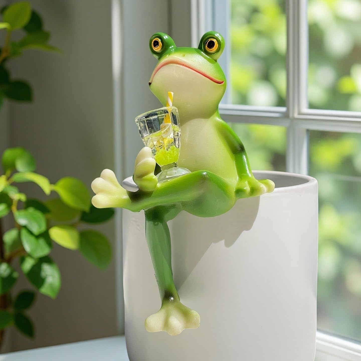Funny Drinking Frog Statue Flower Pot Hugger Resin Hanging Frog Figurine Planter Pot Decorations for Home Garden Fence Balcony Patio Lawn Yard Ornaments (Drinking Juice)
