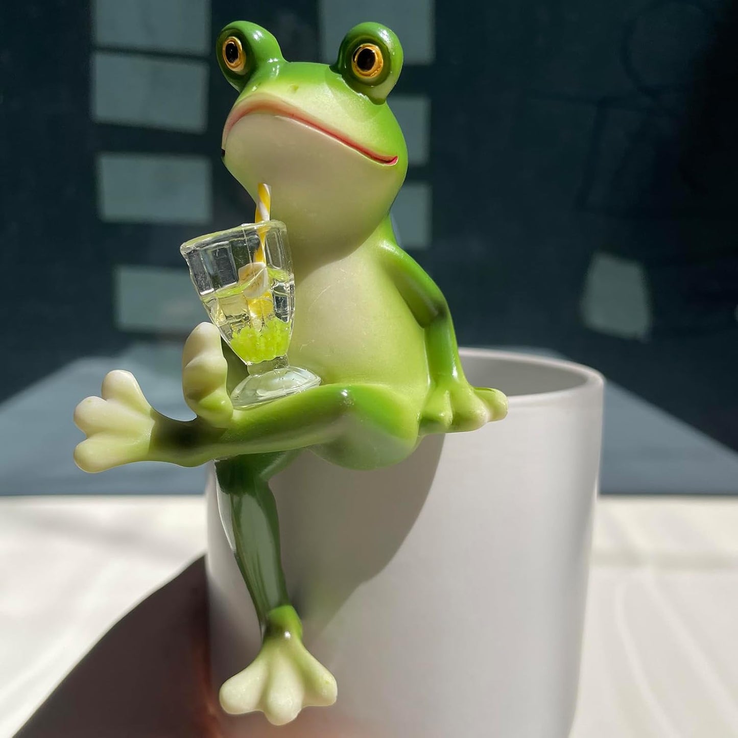 Funny Drinking Frog Statue Flower Pot Hugger Resin Hanging Frog Figurine Planter Pot Decorations for Home Garden Fence Balcony Patio Lawn Yard Ornaments (Drinking Juice)