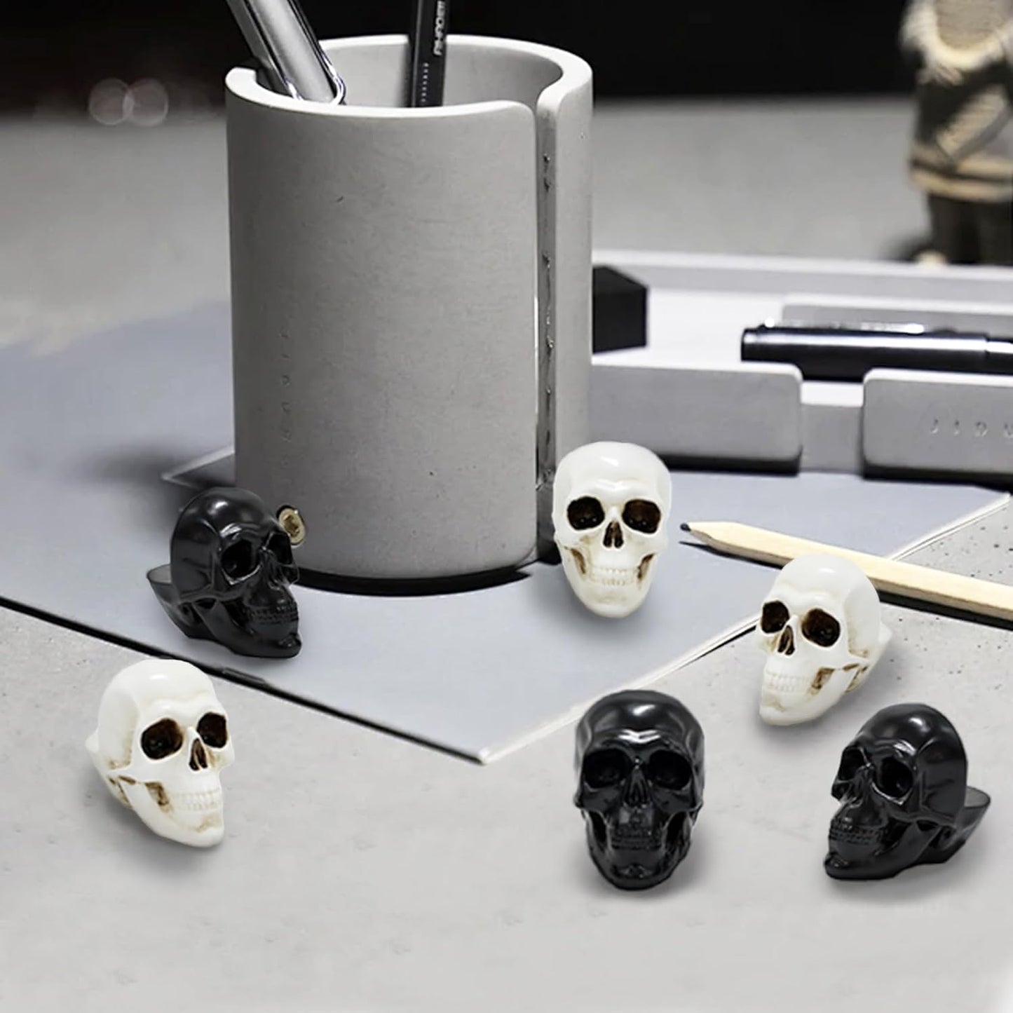 6Pcs Plant Riser, Pot Feet for Planters, Resin Black Skull Head Flower Pot Feet Stand, Halloween Skeleton Figurine Statue, Planter Stand Riser for Garden Home Halloween Plant Tray Decorations