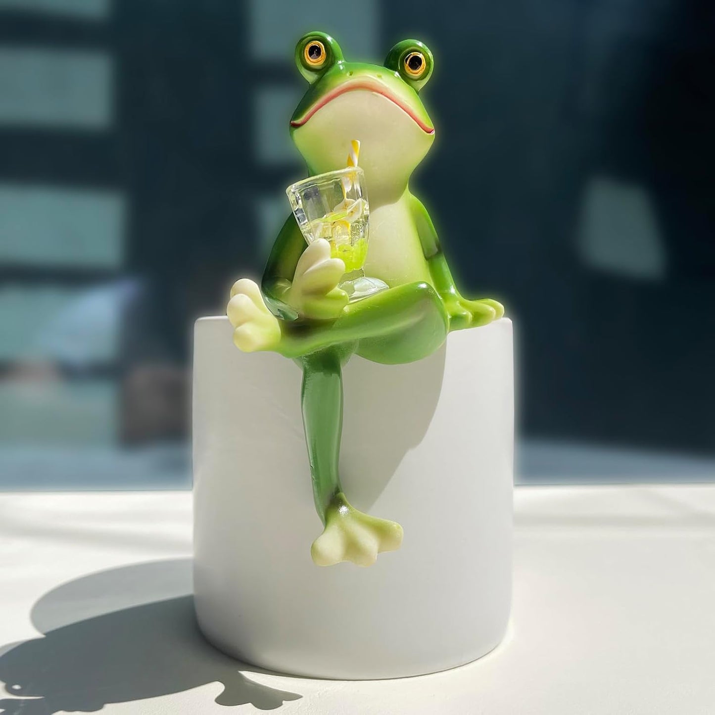 Funny Drinking Frog Statue Flower Pot Hugger Resin Hanging Frog Figurine Planter Pot Decorations for Home Garden Fence Balcony Patio Lawn Yard Ornaments (Drinking Juice)