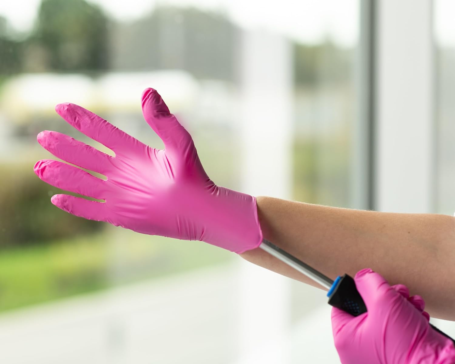FRAMAR Pink Gloves Disposable Latex Free – Pink Nitrile Gloves Medium,