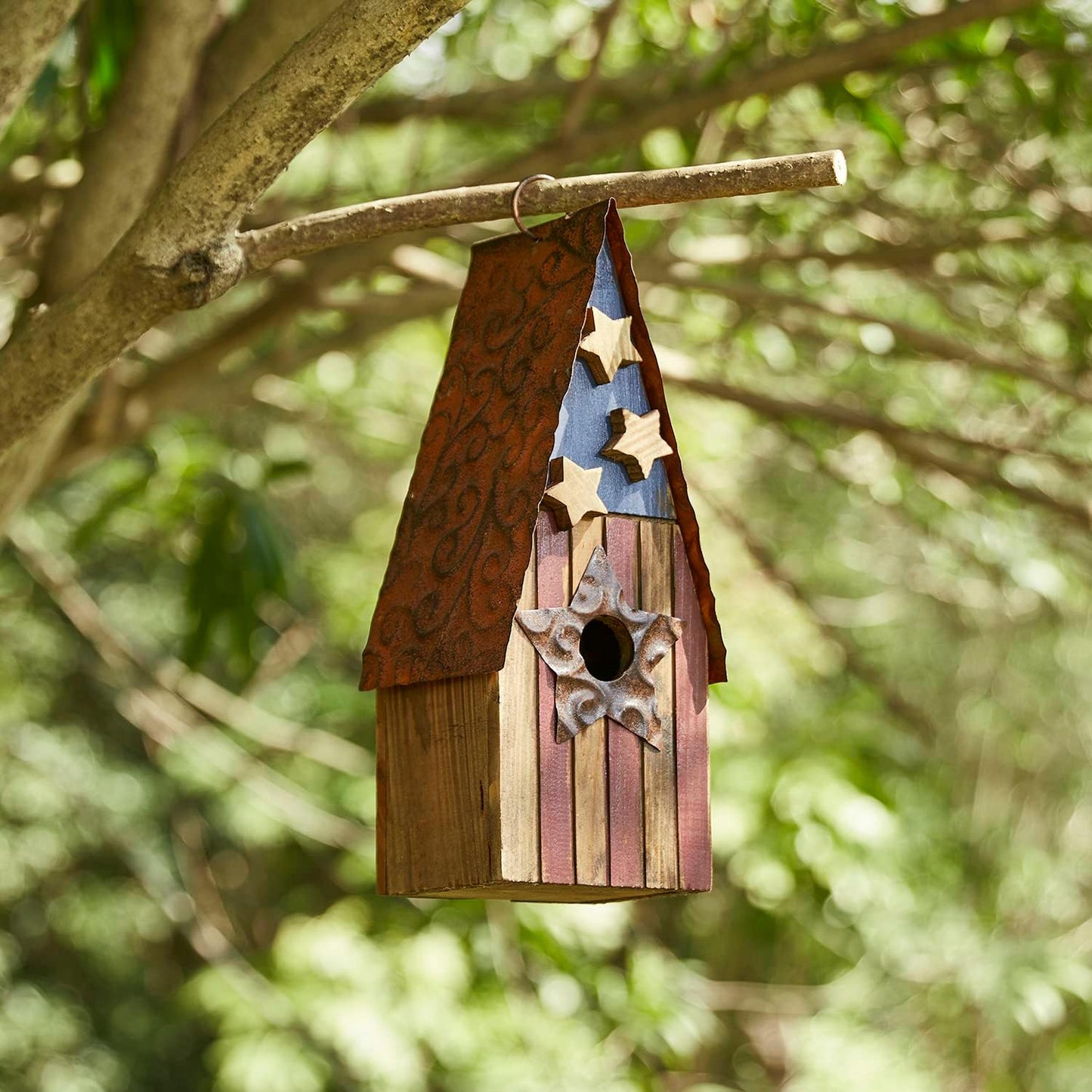 Glitzhome Hanging Birdhouses for Outdoors, Patriotic USA Distressed Solid Wood Cottage Design with 3D Stars, Garden Wooden Birdhouse for Bluebird Hummingbird Wren Finch Cardinals Cedar 12.5" H