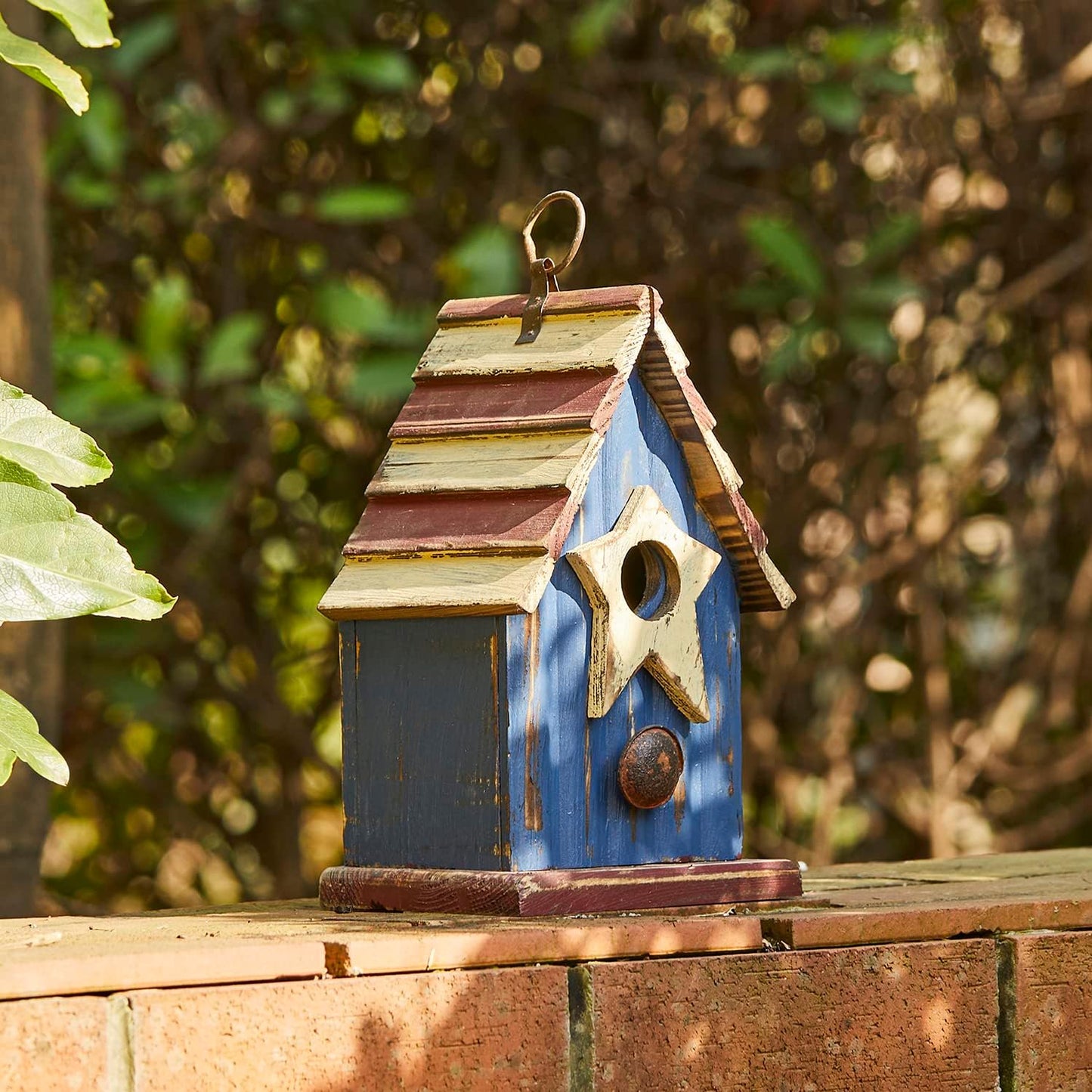 Glitzhome 9" H Patriotic Wooden Bird House, Hanging Birdhouses for Outdoors, Distressed Solid Wood Cottage Design with 3D Star, Garden Birdhouse for Bluebird Hummingbird Wren Finch Cardinals Cedar