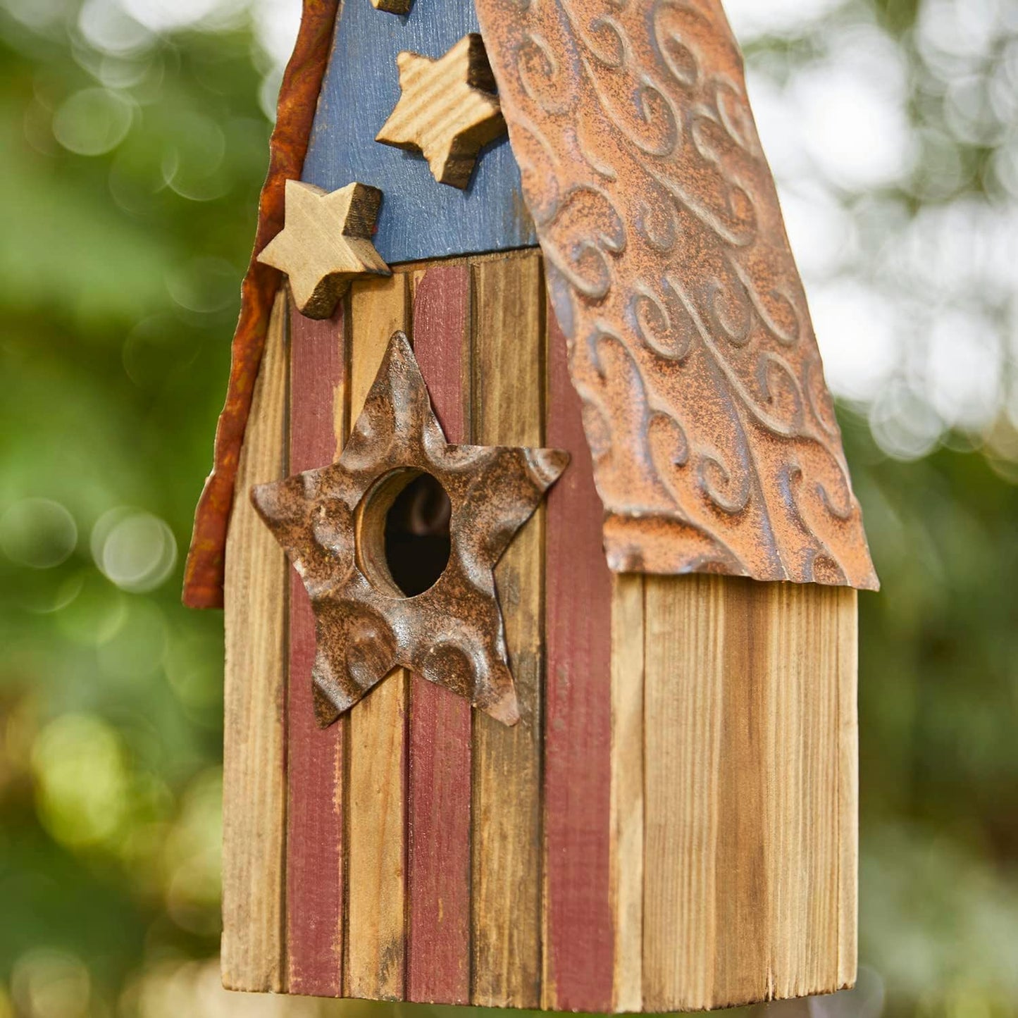 Glitzhome Hanging Birdhouses for Outdoors, Patriotic USA Distressed Solid Wood Cottage Design with 3D Stars, Garden Wooden Birdhouse for Bluebird Hummingbird Wren Finch Cardinals Cedar 12.5" H