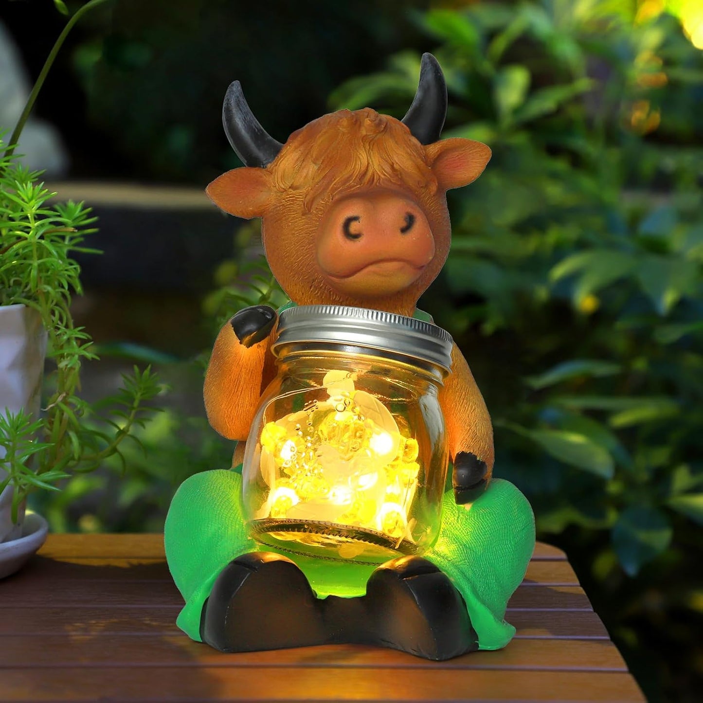 Solar Firefly Jar Highland Cow Waterproof - Garden Highland Cow Solar Outdoor LED Lights Resin Statues Lantern Figurines Decorations Birthday Housewarming Gifts for Mom Women