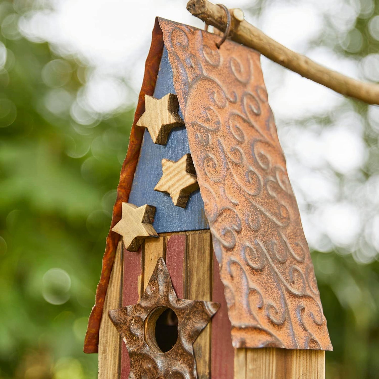Glitzhome Hanging Birdhouses for Outdoors, Patriotic USA Distressed Solid Wood Cottage Design with 3D Stars, Garden Wooden Birdhouse for Bluebird Hummingbird Wren Finch Cardinals Cedar 12.5" H