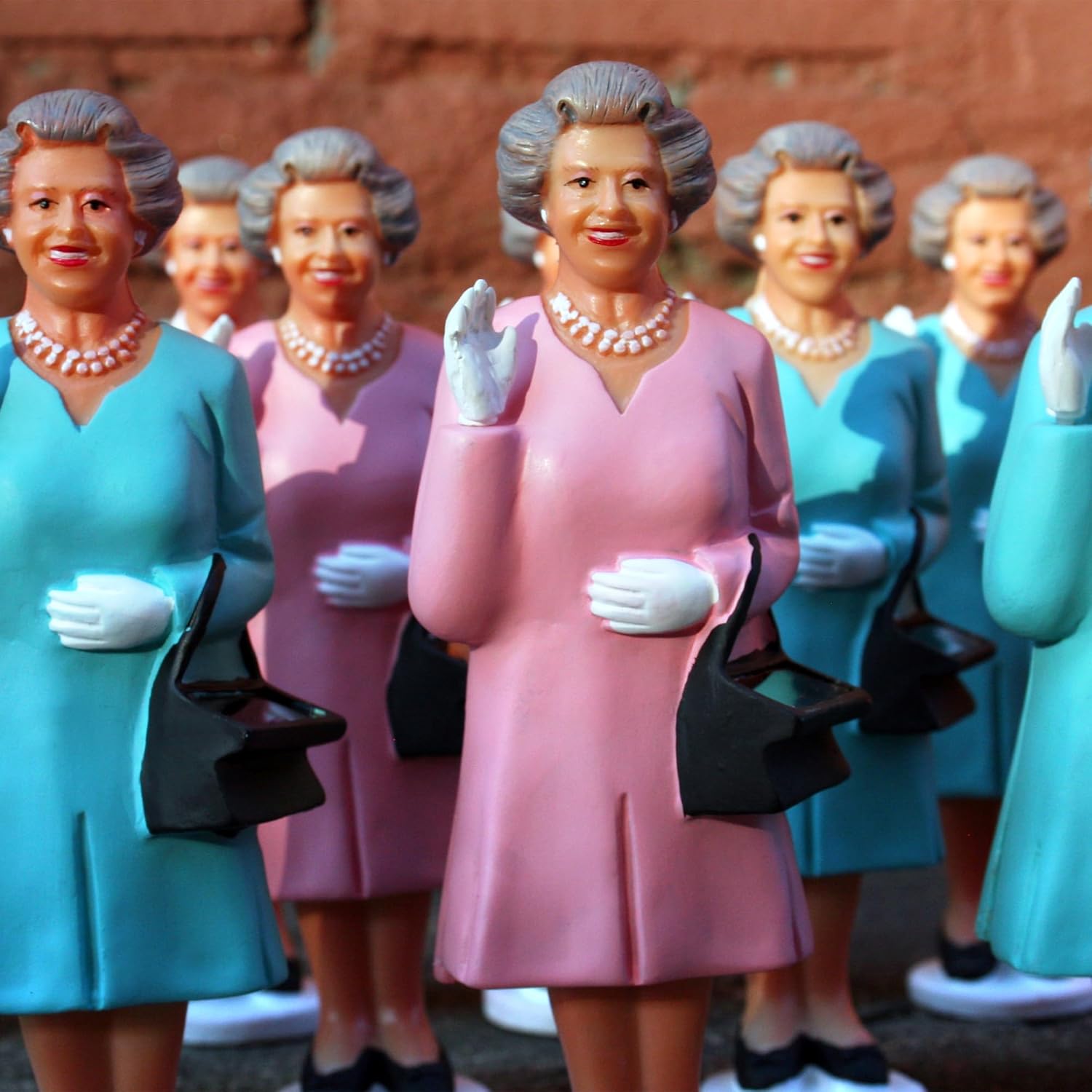 Kikkerland Solar Powered Waving Queen Figurine: Fun Decor for Home & K