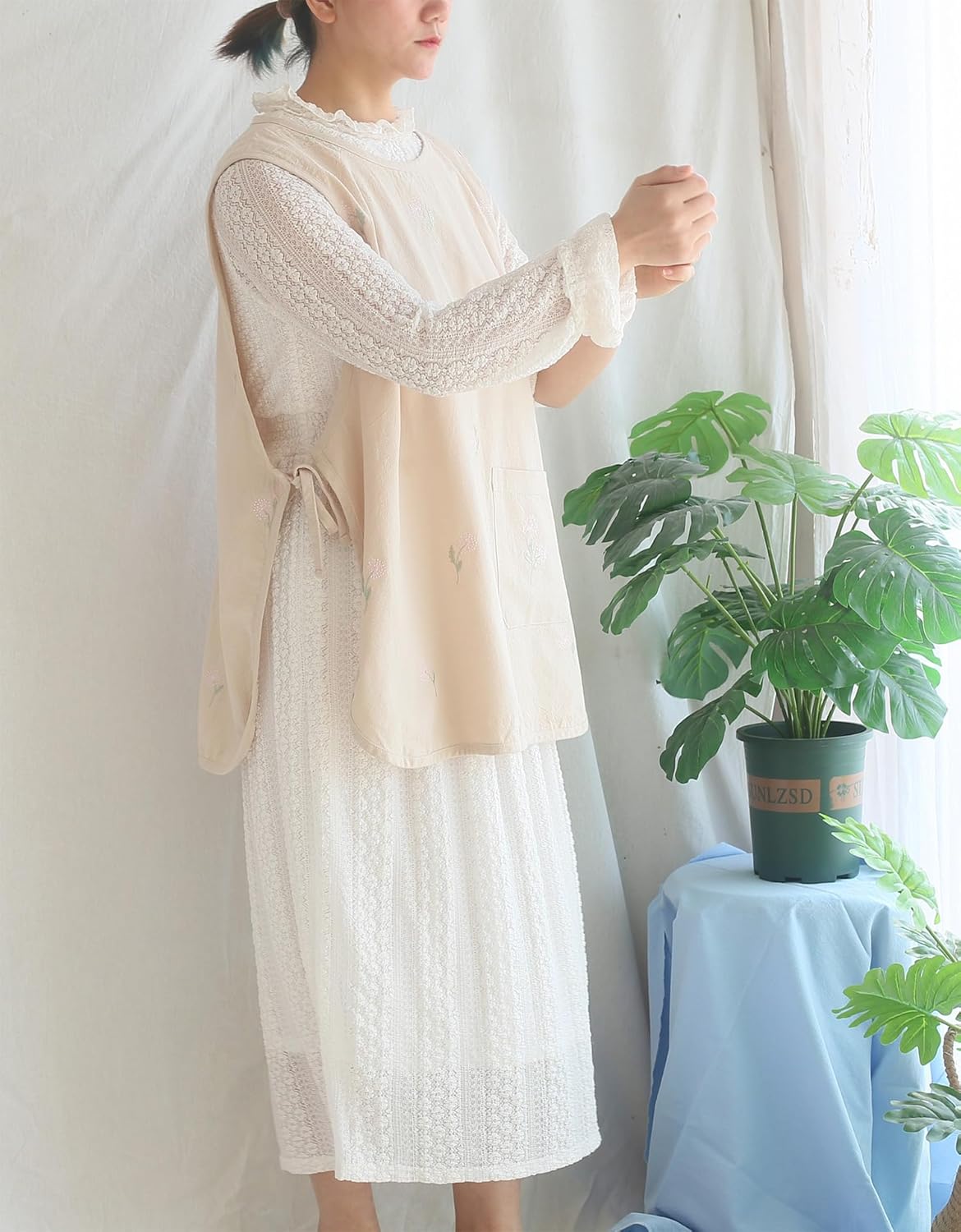 Cotton Cobbler Apron with Pocket for Parent and Child, Embroidered Flo