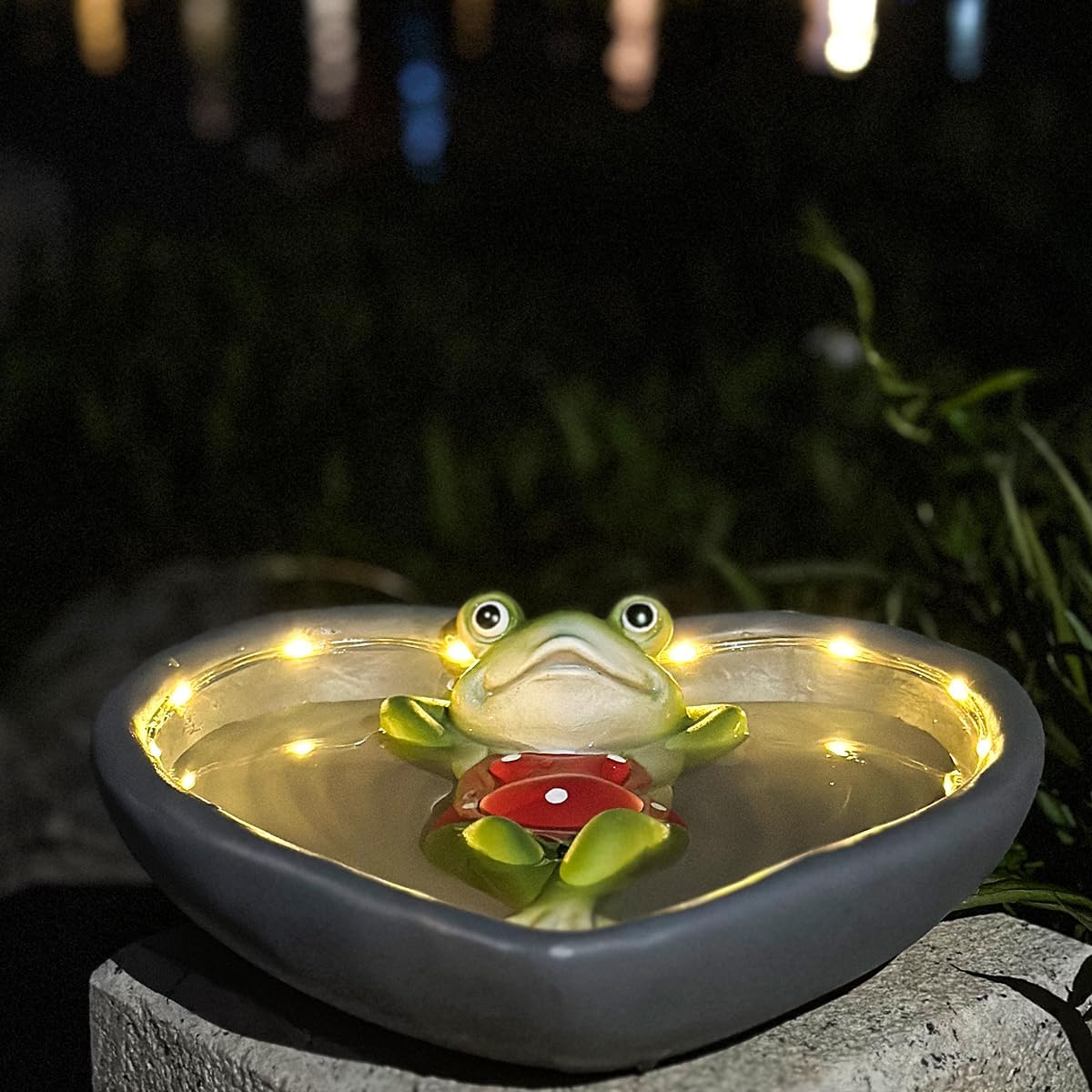 Outdoor Garden Solar Frog Bird Feeder, Resin Frog Love Shape Bird Feeder, Frog Statue Decorative Lamp for Outdoor Patio Tabletop Decoration, for Mom and Grandma