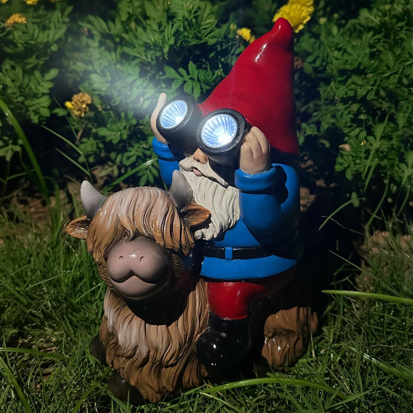 Christmas Gnome Decorations Statue - Garden Gnomes Solar LED Telescope Lights Sitting on Highland Cow Outdoor Patio Lawn Yard Balcony Home Decor Gnomes Gifts for Women Mom