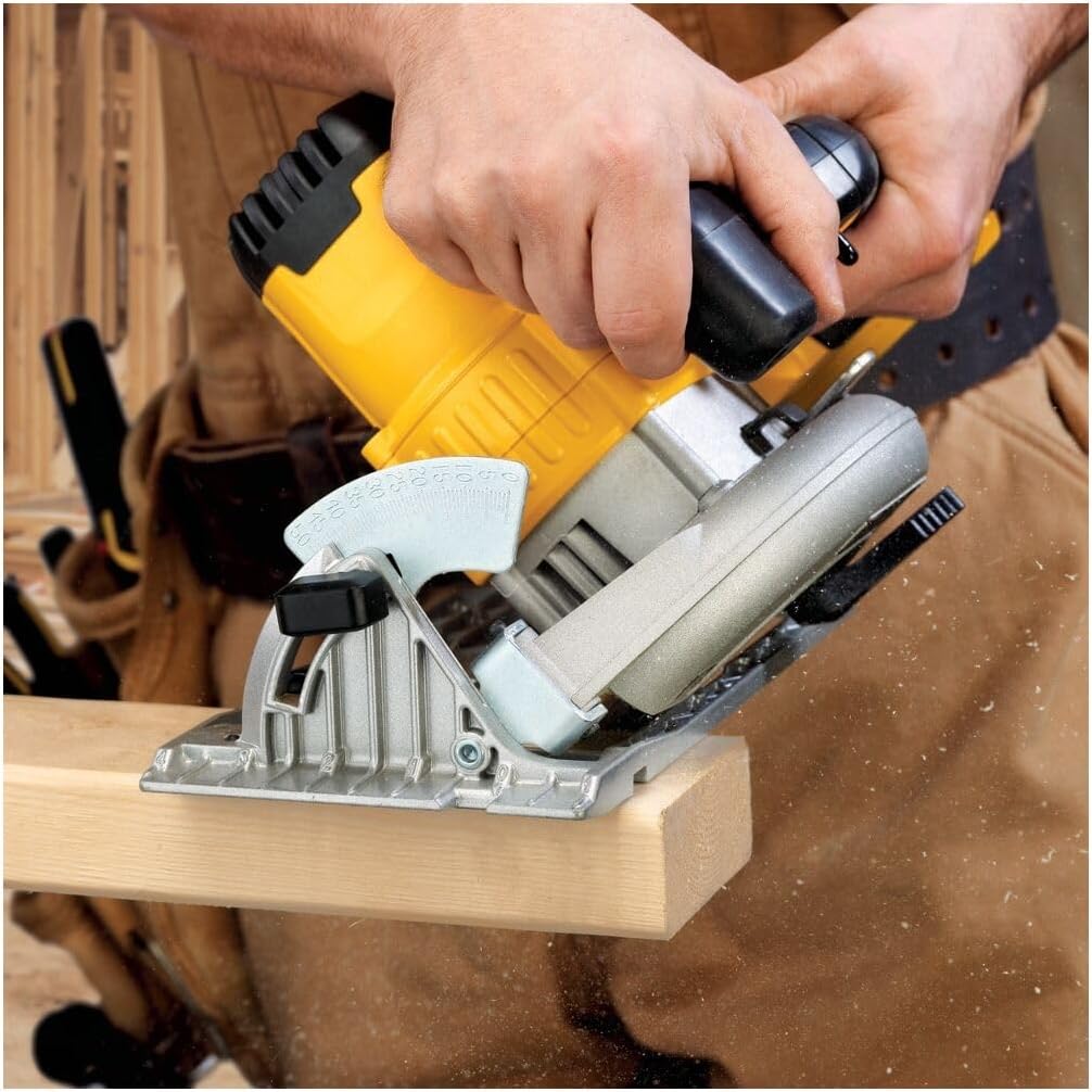 DEWALT 20V MAX Circular Saw, Cordless Sidewinder Style Portable, 6-1/2