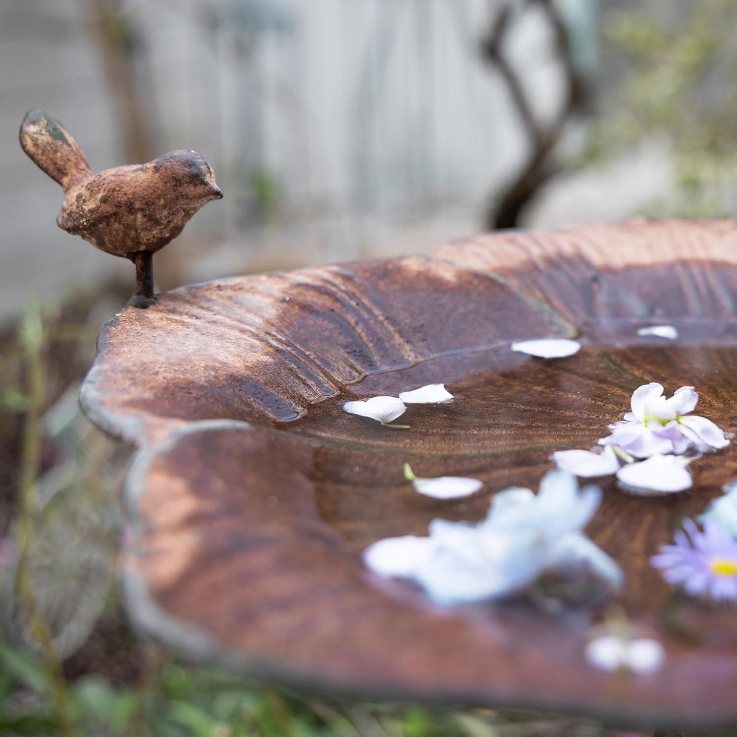 Vintage Metal Flower Bird Bath for Outside Rustic Freestanding Birdbaths for Outdoors 23.6 in Distressed Pedestal Birds Feeder Iron Bowl Bird Bath Stand for Garden Yard Patio Decor
