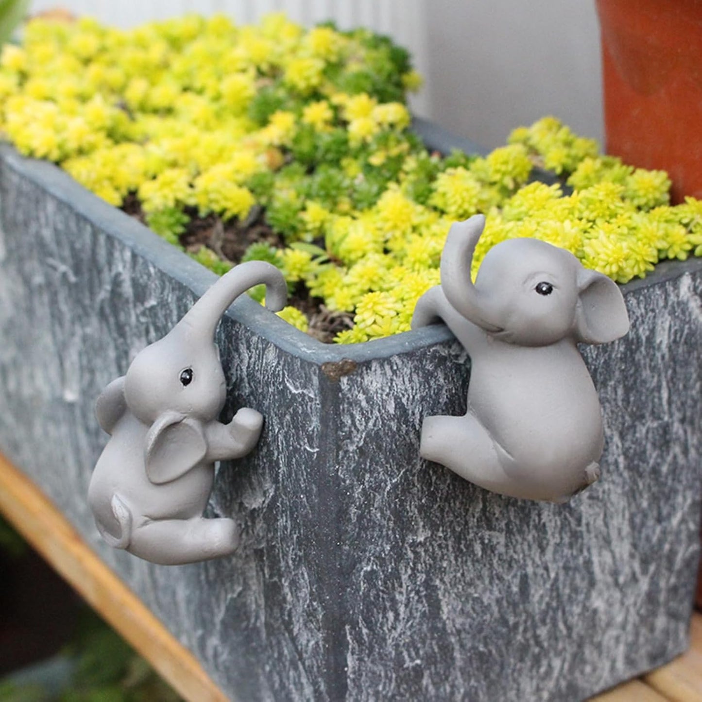 2Pcs Cute Climbing Elephant Statues Plant Pot Hang Figurines Resin Flower Pot Hanging Decorations Garden Balcony Yard Decoration