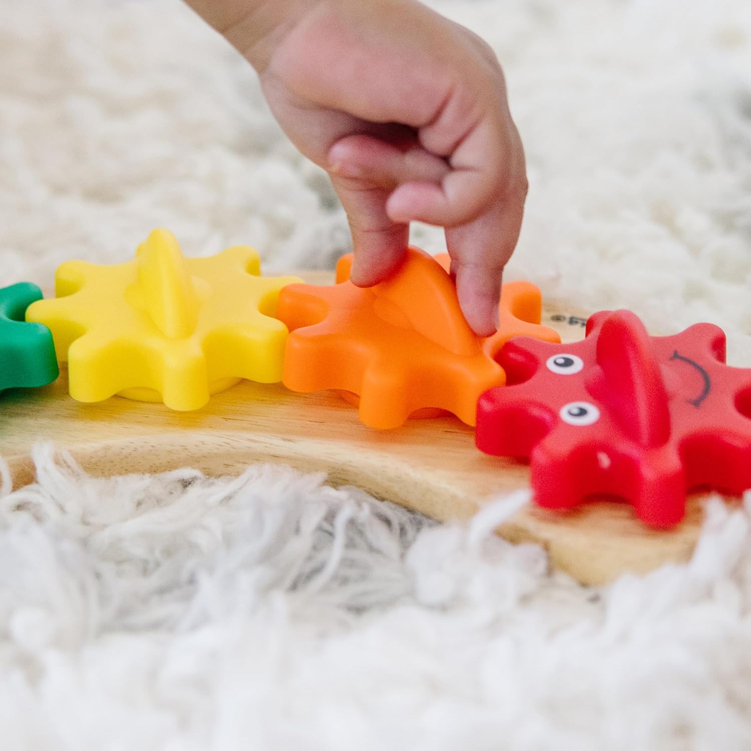 Melissa & Doug Rainbow Caterpillar Gear Toy with 6 Interchangeable Gea