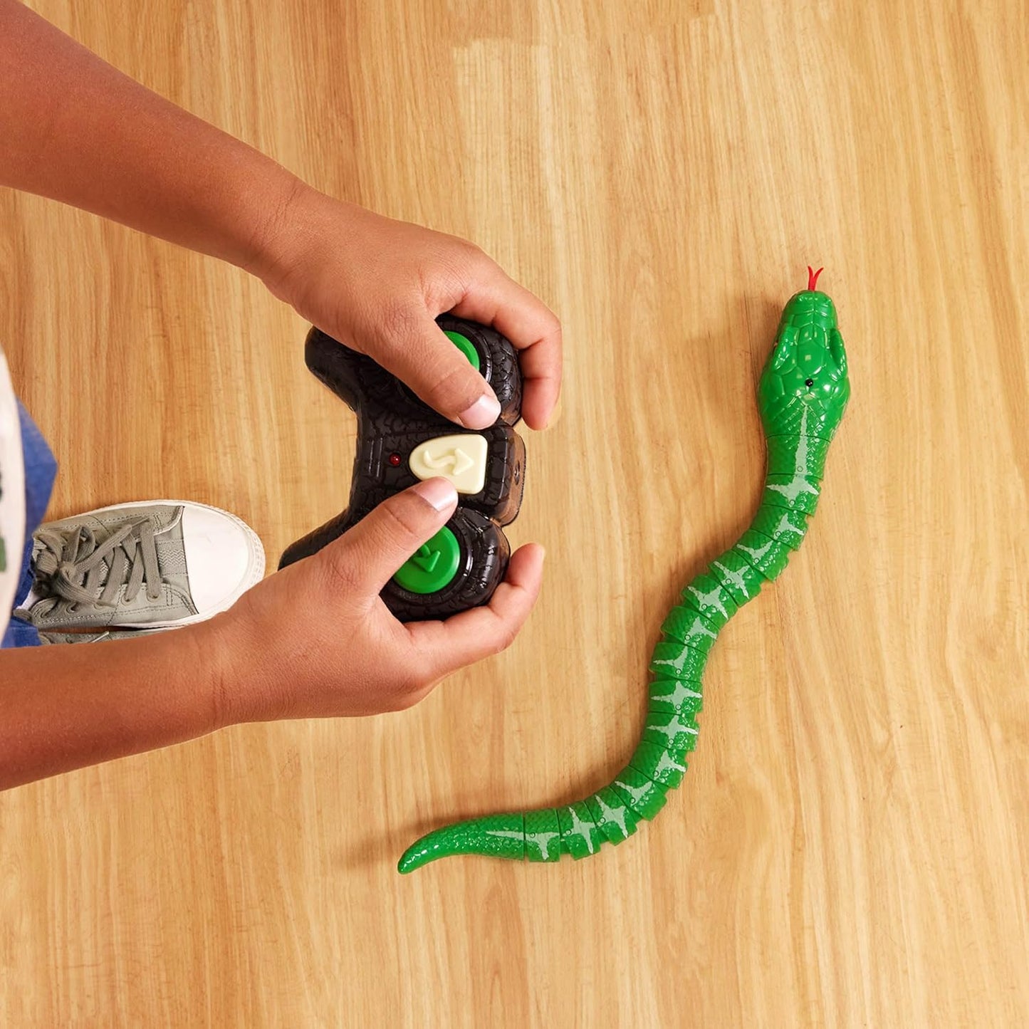 Terra by Battat – Remote Control Emerald Tree Boa Snake Toy, Realistic