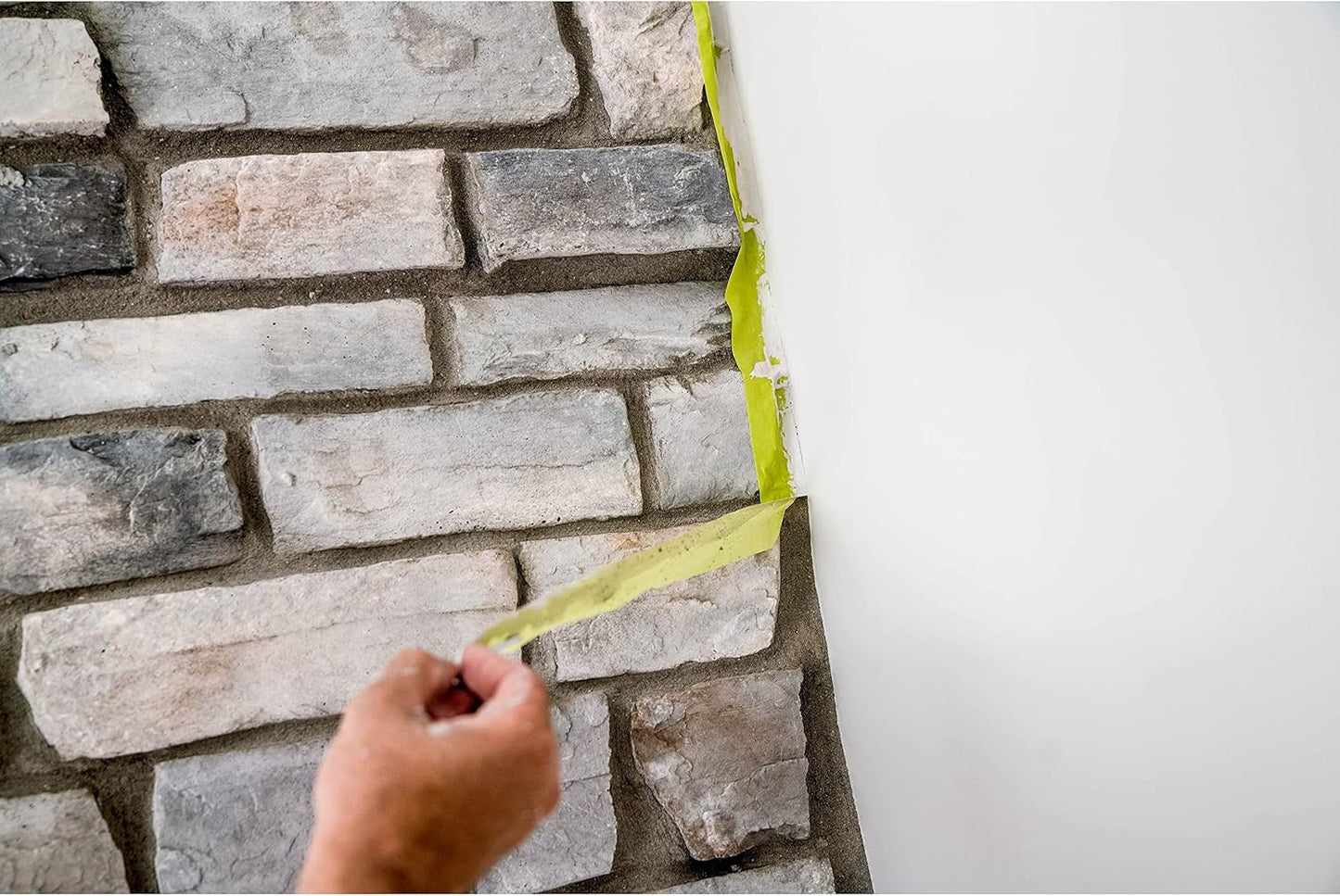 Scotch Rough Surface Extra Strength Painters Tape, 1.5 Inch Wide (1.41 in. X 60 Yds) 1 Roll, Green Tape Protects Surfaces and Removes Easily, Painting Tapes for Indoor and Outdoor Use (2060-36AP)