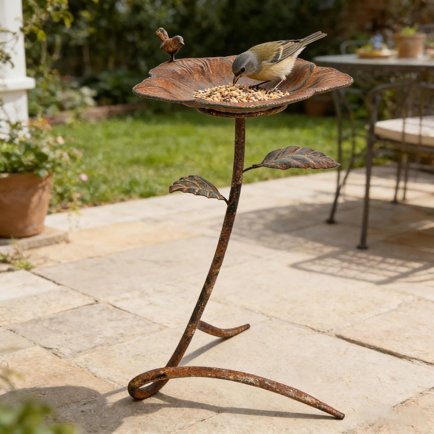 Vintage Metal Flower Bird Bath for Outside Rustic Freestanding Birdbaths for Outdoors 23.6 in Distressed Pedestal Birds Feeder Iron Bowl Bird Bath Stand for Garden Yard Patio Decor