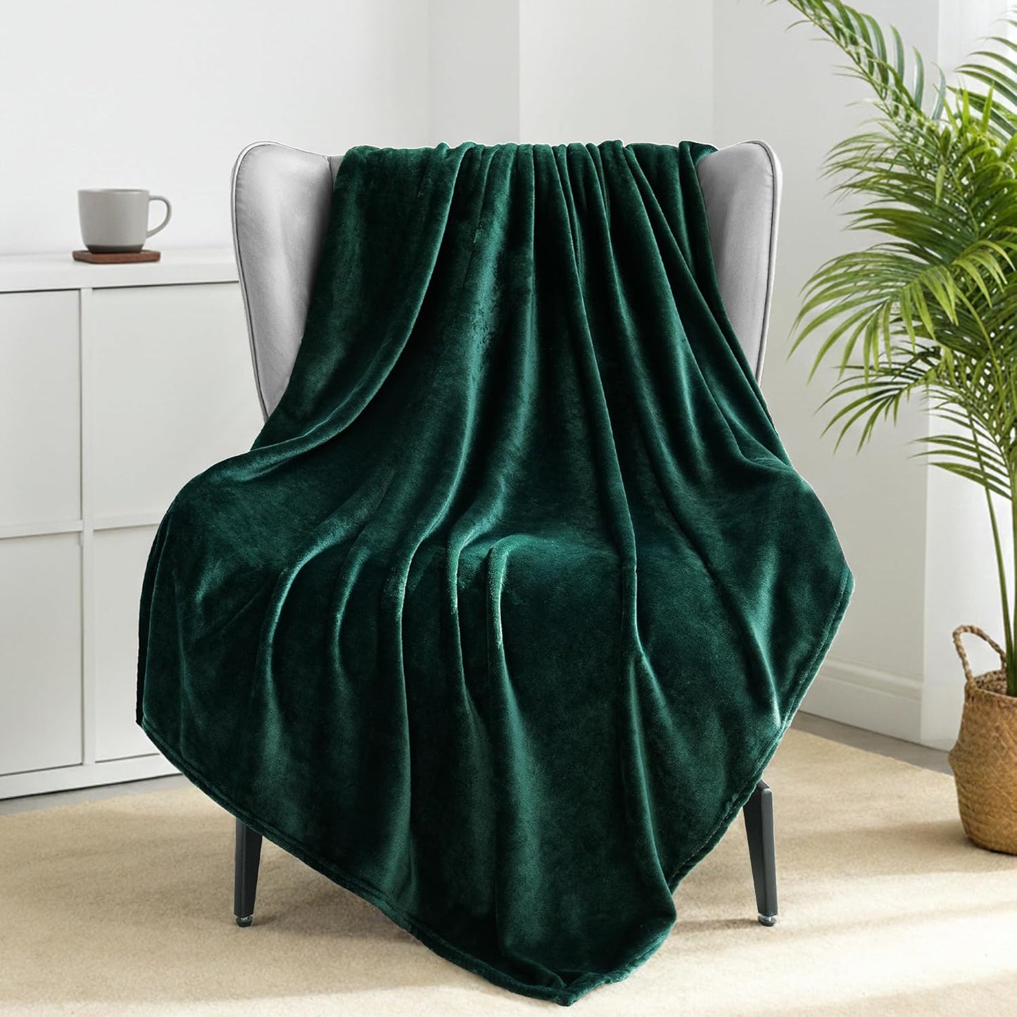 Exclusivo Mezcla Fleece Throw XL Blanket for Couch, Sofa, Super Soft and Warm Forest Green Blankets, All Season, Cozy, Plush, Lightweight, 50x70 Inches