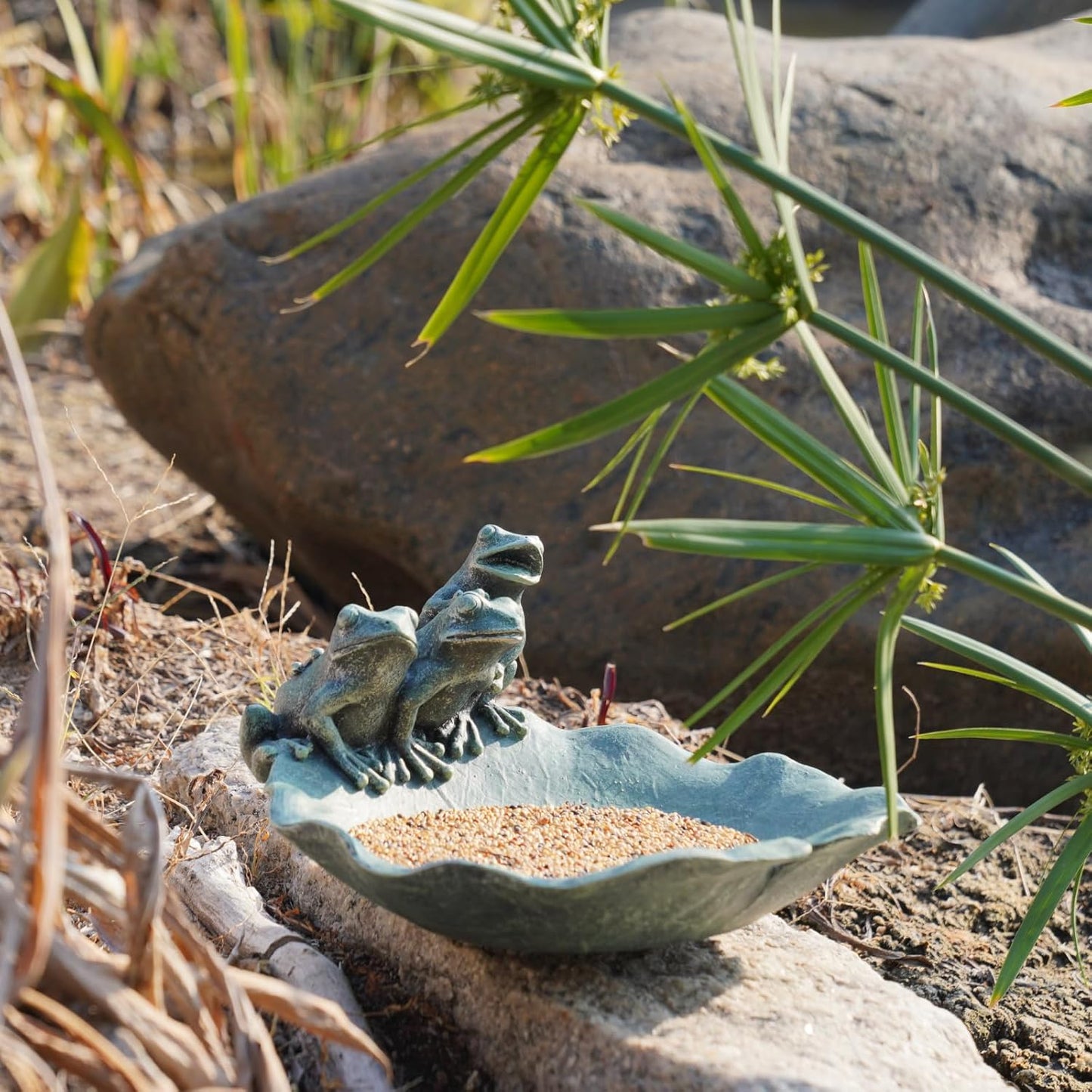 Wild Bird Feeder Birdbath Bowl - Garden Decorations Hummingbird Feeders Frogs on Leaf Bird Bath for Backyard Patio Outdoor Gifts for Frogs Lovers Mom Grandma Women 9.25*9.25*5 inch Newman House Studio