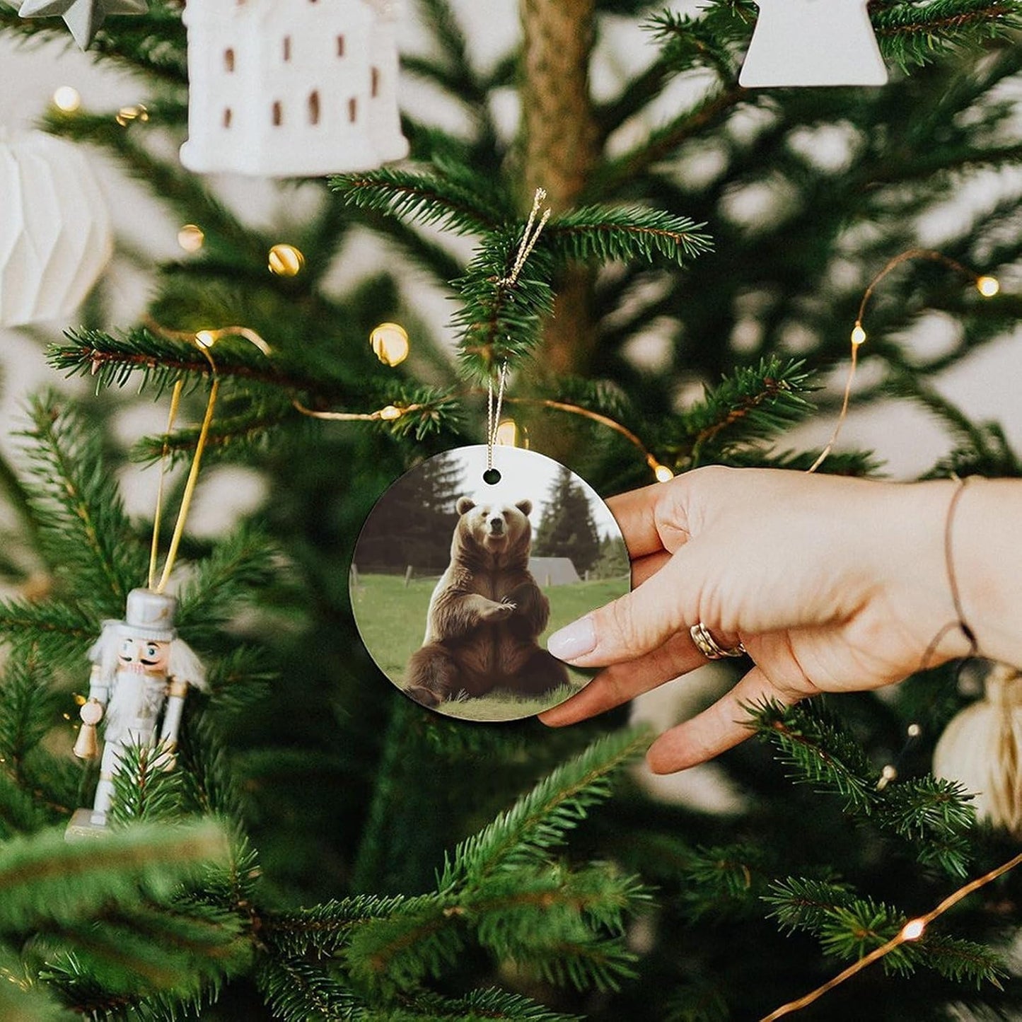 Hi Bear Sit on The Lawn Sublimation Ceramic Ornaments Round Hanging Ornament Fashion Pattern Pendant Double-Sided Printing Hanging Decorations for Home Party Mall Wall Decor