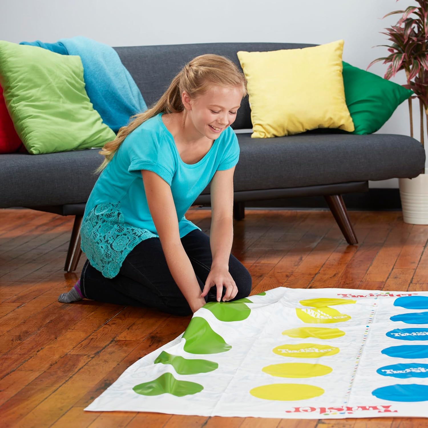 Hasbro Gaming Twister Ultimate: Bigger Mat, More Colored Spots, Family