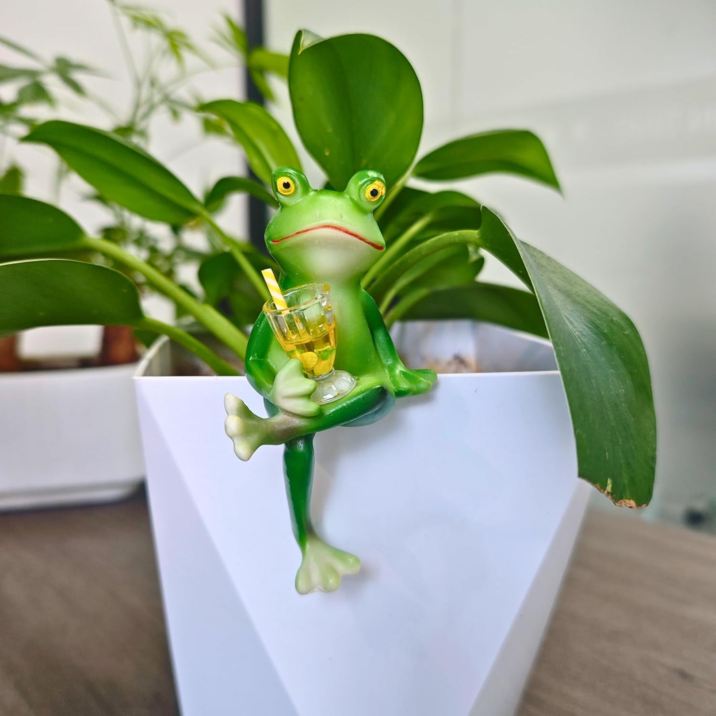 Sherum Tipsy Frog Pot Hugger - 3 Inch Miniature Frog Figurines, Waterproof Garden Decor Outdoor Statue for Flower Pots & Yard, Frog Planter Hugger（Sit Down）