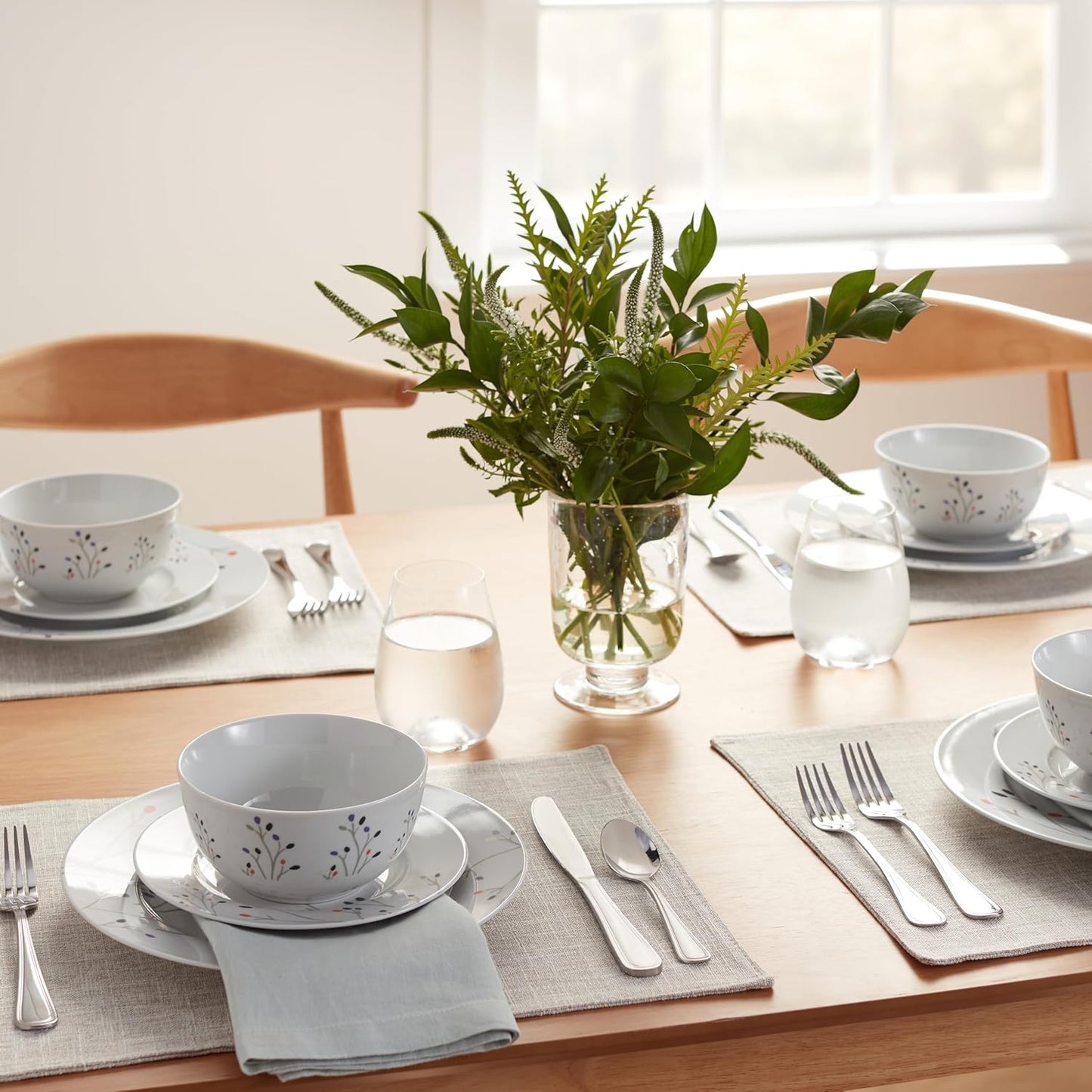 Amazon Basics Dinnerware Set, Microwave and Dishwasher Safe, Service f
