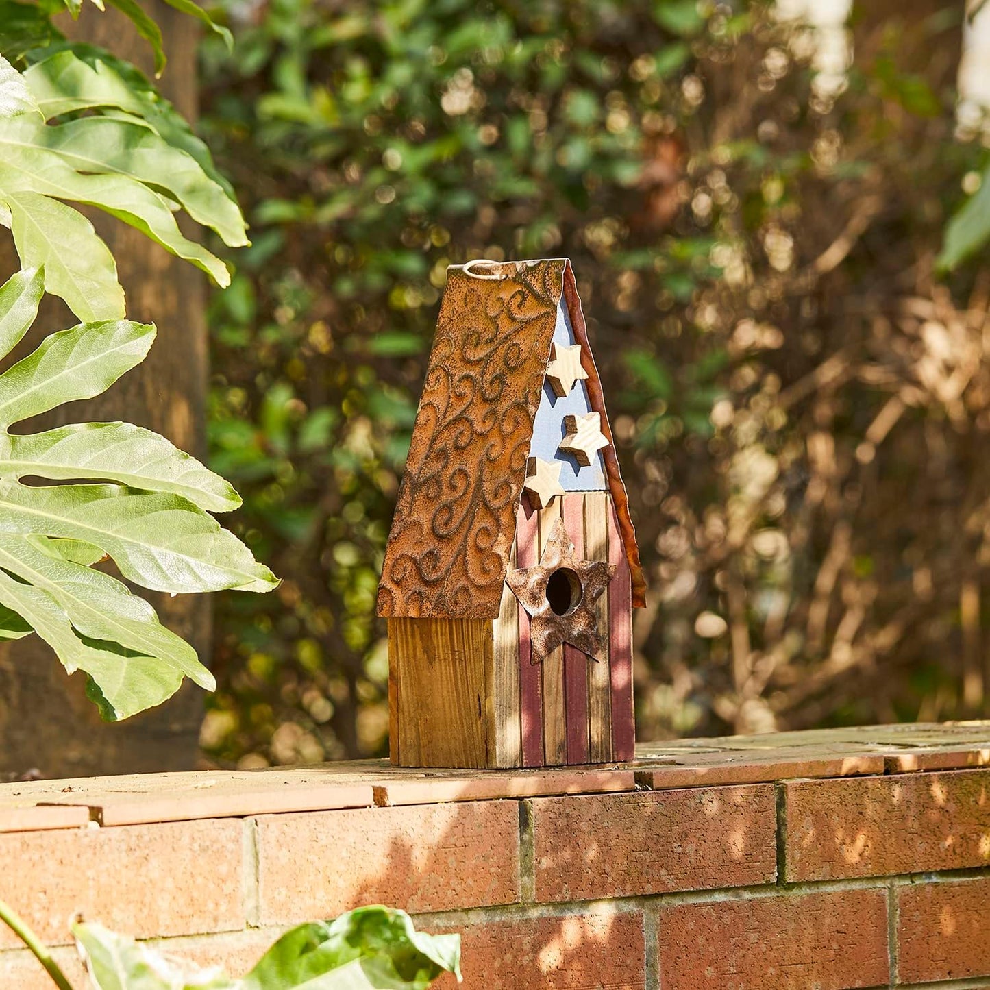 Glitzhome Hanging Birdhouses for Outdoors, Patriotic USA Distressed Solid Wood Cottage Design with 3D Stars, Garden Wooden Birdhouse for Bluebird Hummingbird Wren Finch Cardinals Cedar 12.5" H