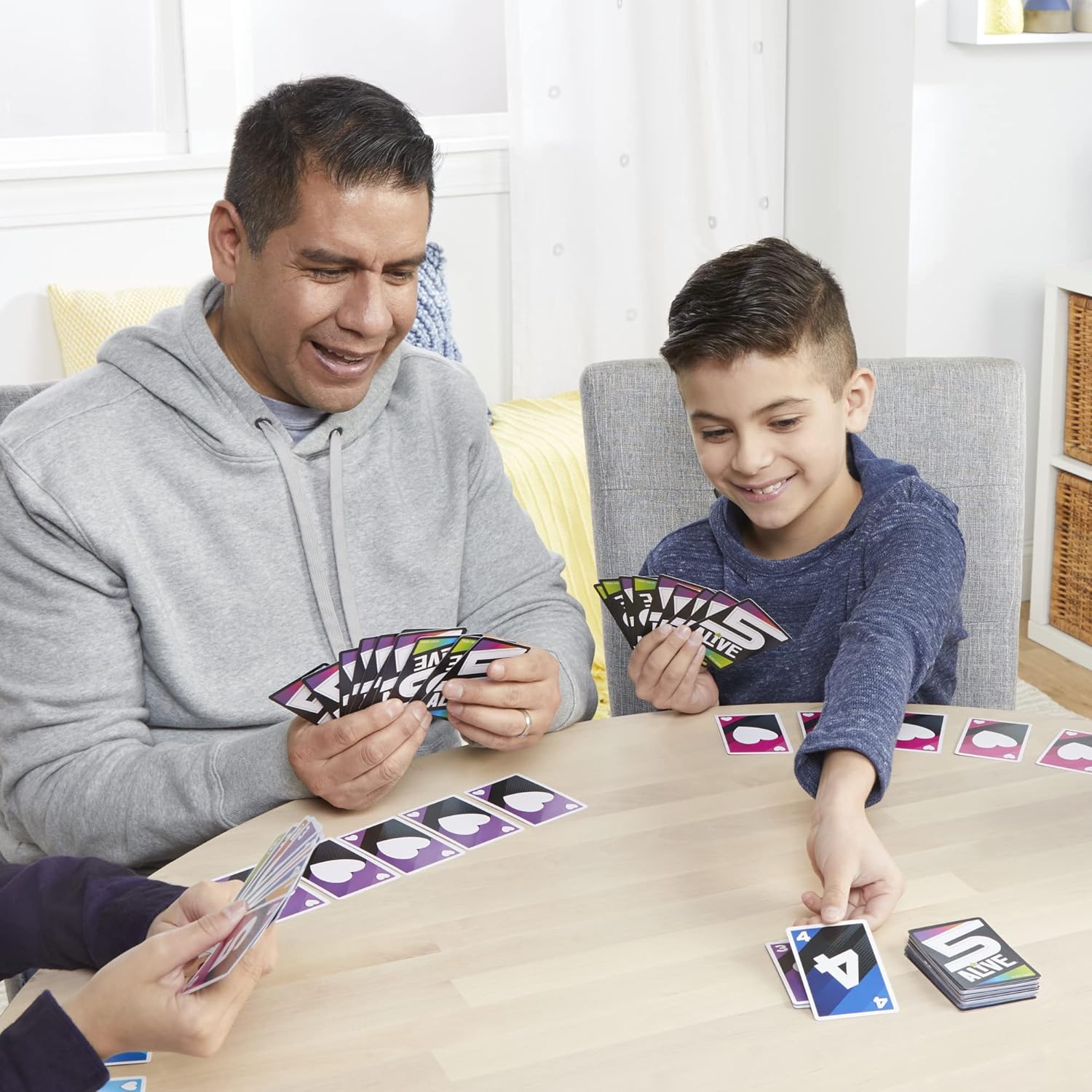 Hasbro Gaming 5 Alive Card Game, Fast-Paced Game for Kids and Families