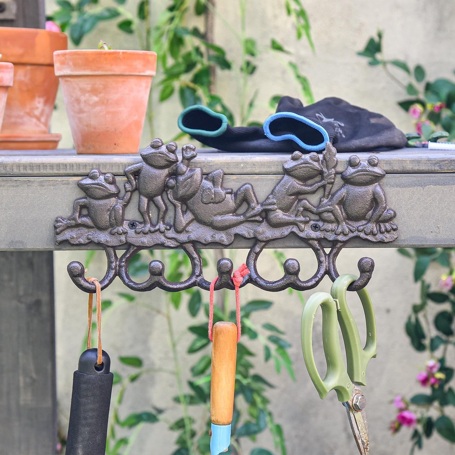 Sungmor Cast Iron Animal Wall Hook Rack - Rustic Decorative Key Holder with 5 Hooks, Lovely Frog Coat Hanger - Vintage Metal Organizer for Entryway, Garden, Mudroom, or Kitchen