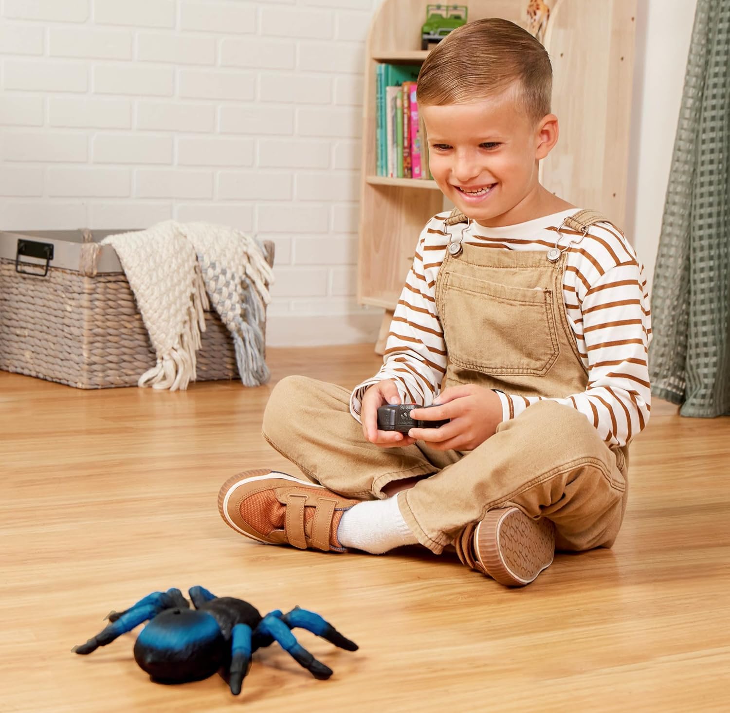 Terra by Battat – Remote Control Tarantula for Kids with LED Eyes – Re