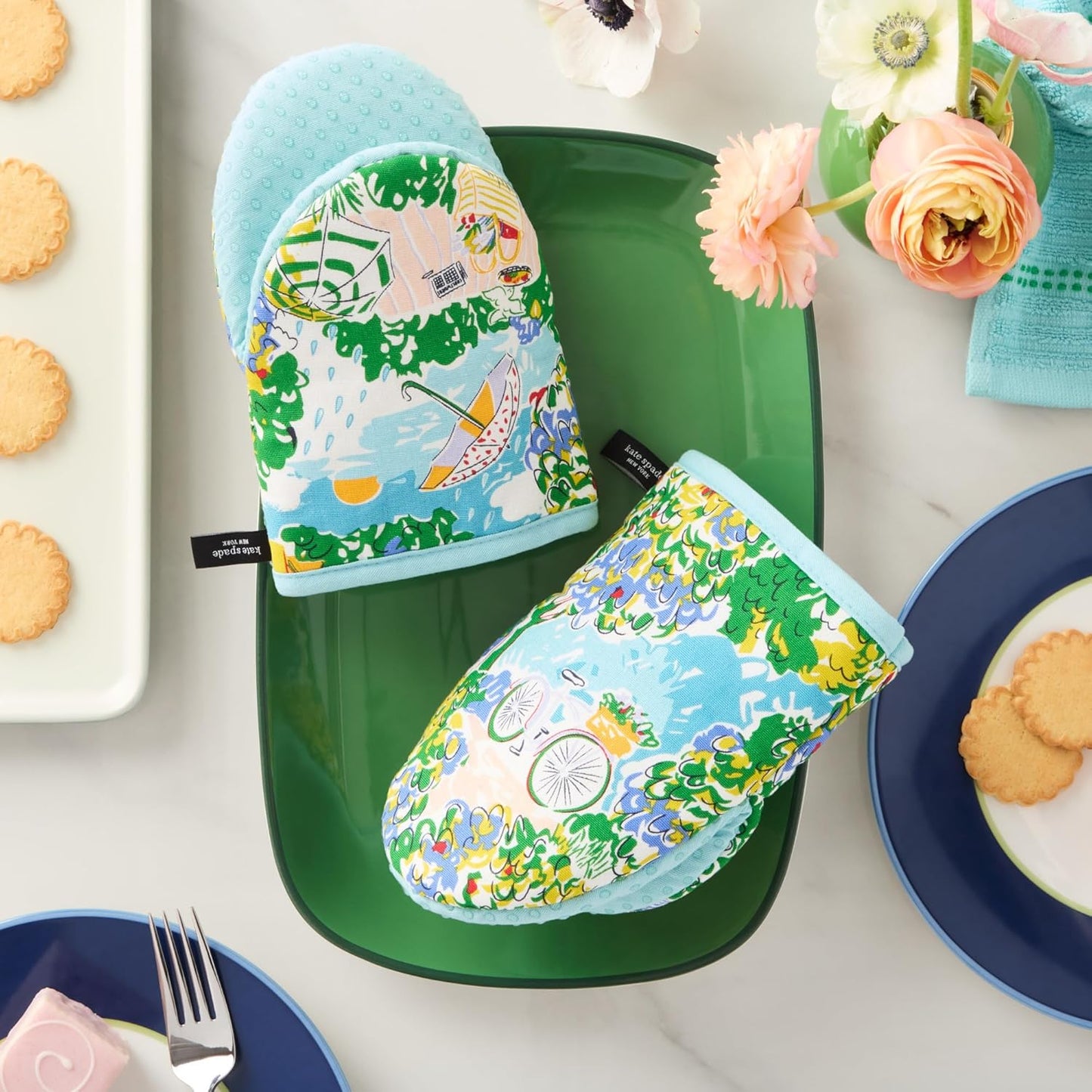 Kate Spade New York Spring Garden Mini Oven Mitt 2-Pack Set, Heat Resistant, 100% Cotton with Printed Non-Slip Silicone Grip, Blue/Green/Beige, 5.5"X8"